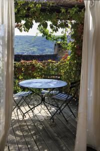 Salles-la-SourceGite de la Cascade的美景庭院内的桌椅