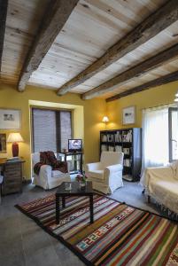 Salles-la-SourceGite de la Cascade的客厅设有黄色的墙壁和木制天花板。