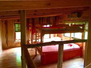 蓬塔因迪奥Cabañas Tunkelen的小屋内带三张双层床的客房