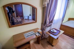 格连吉克Hotel Moskva的一间设有镜子和一张带摄像头的桌子的房间