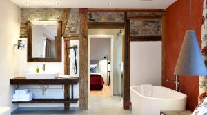 罗滕堡浪漫马库斯图姆酒店的带浴缸、水槽和镜子的浴室