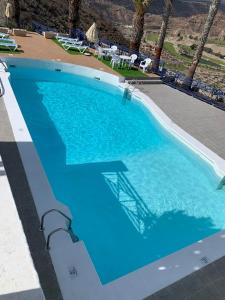 莫甘Bungalow en Vista Golf的蓝色海水大型游泳池