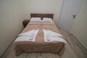 第比利斯Host Net Iverieli的一间卧室配有两张床和白色毛巾。