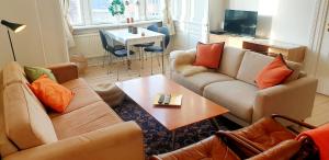 哥本哈根阿布勒瓦特公寓的客厅配有两张沙发和一张桌子