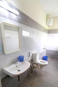 埃尔加德Misty Meadows的一间带水槽、卫生间和镜子的浴室