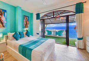 波普托苏梅岛庄园渔人村酒店的一间卧室设有一张床,享有海景