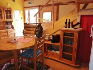DegersheimGasthaus Fuchsacker的厨房设有木桌和楼梯。