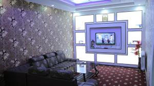 希瓦MIRONSHOX GuEST HOUSE的带沙发和平面电视的客厅