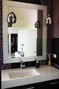 博卡奇卡Finca Colibri的一间带水槽和镜子的浴室