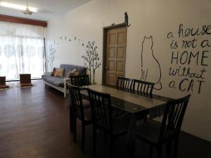 瓜埠皮诺广场公寓的客厅配有桌子和墙上的猫纹