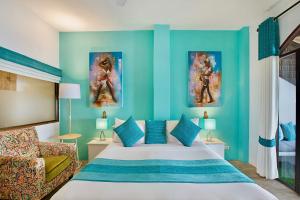 波普托苏梅岛庄园渔人村酒店的蓝色的卧室配有床和沙发