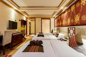 香格里拉花筑.一抹蓝美景酒店的酒店客房设有四张床和电视。