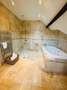 克里克豪厄尔Old Rectory Country Hotel的大型浴室设有浴缸和淋浴。