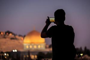 耶路撒冷哈希米酒店 的拿清真寺照片的人,用手机
