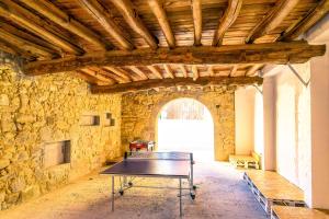 加亚新城Private House Only For You 145 - 8min historicCenter的石墙房里的乒乓球桌