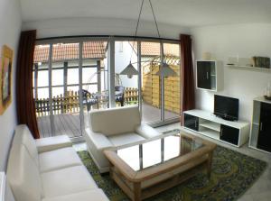 泰克伦堡Appartementanlage Tecklenburger Altstadt的客厅配有沙发和桌子