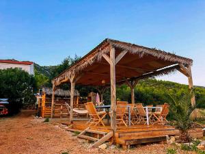 萨瓦拉Cast Away - Eco Resort的一个带椅子和桌子的木制凉亭