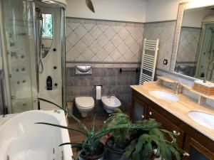 卡瓦尼亚斯Casa Do Bosque的浴室配有2个盥洗盆、卫生间和淋浴。