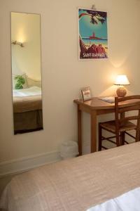 圣拉斐尔太阳酒店的一间卧室配有一张床和一张带镜子的书桌