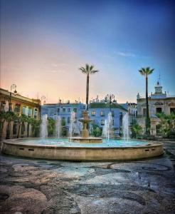 桑卢卡尔-德巴拉梅达Gosol Lemon的棕榈树城市中心的喷泉