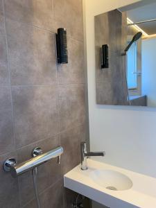 卢塞恩Capsule Hotel - theLAB的一间带水槽和镜子的浴室