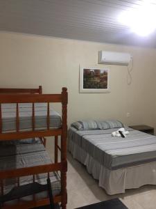 圣加布里埃尔Cantinho Dom Inácio的一间卧室设有两张双层床和风扇