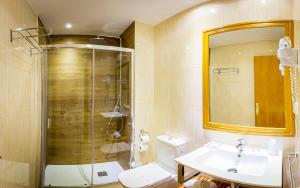 帕斯底拉卡萨莱斯诺斯酒店的带淋浴、盥洗盆和卫生间的浴室
