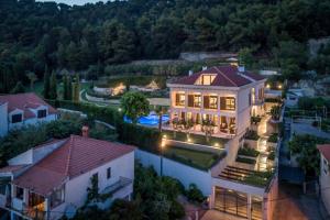 斯普利特Exclusive Villa Marnano - Split center的享有带灯的大房子的空中景致