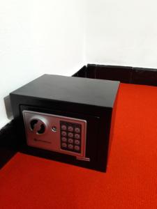 罗萨里奥EnmicasaSSJ-Rosario的红色桌子上的一个黑色微波炉