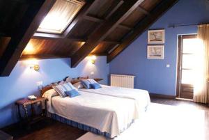 塞代拉梅森雷拉安蒂加旅馆的一间卧室配有一张带蓝色墙壁的大床