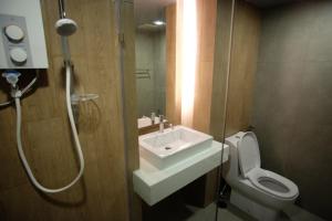 曼谷曼谷NAP酒店的一间带水槽、卫生间和淋浴的浴室
