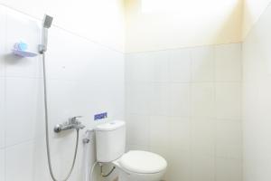 梭罗RedDoorz Syariah near Purwosari Train Station的一间带卫生间和淋浴的浴室