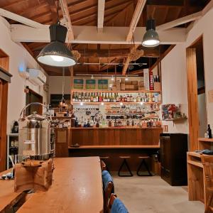 神户Brücke Arima KOBE的餐厅内的酒吧配有木桌