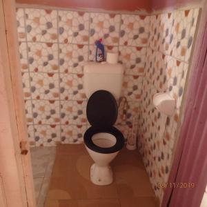 NausoriClassixx Inn的小型浴室设有黑色座椅和卫生间