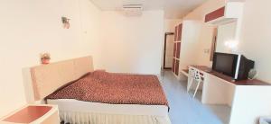 甲米镇Rai Win Resort的小房间设有床和电视