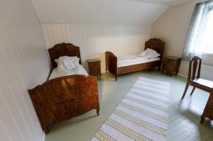 SørværElfridastua的一间设有两张床的房间和一张地毯
