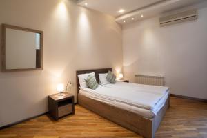 埃里温Saryan Hotel Yerevan的卧室配有一张床,墙上设有镜子