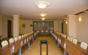 第比利斯Hotel Beaumonde Garden的一间会议室,配有长桌子和椅子