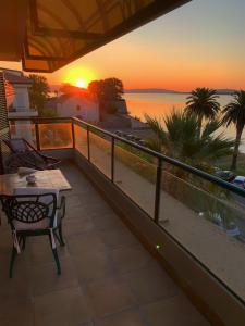 奥尔贝泰洛Hotel Relais I Presidi的阳台配有桌子,享有海景。