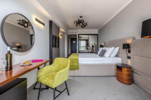 茨里克韦尼察奥莫瑞卡酒店的一间卧室配有一张床、一张书桌和一面镜子