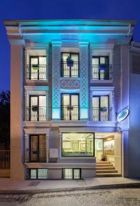 伊斯坦布尔OBAHAN HOTEL-Special Class的白色的建筑,有蓝色的灯光