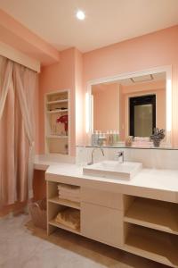 丰山HOTEL Birthday 楠店的一间带水槽和镜子的浴室