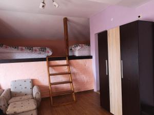 BrestovitsaКъща Зорница的客房设有梯子、椅子和双层床。