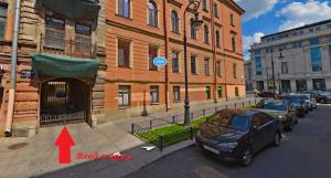 圣彼得堡Guest House Ligovsky的一条有汽车停在大楼旁边的街道