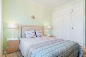 加亚新城Metropolitan Gaia-Porto的一间卧室配有一张大床和两盏灯。