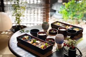 京都京都御所西侧君艾酒店的一张桌子,上面放着三盘食物