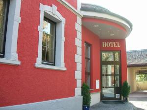 林道布里艮住宿加早餐酒店的上面有酒店标志的红色建筑