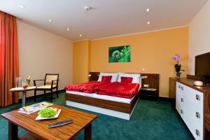 布拉迪斯拉发维克托酒店的酒店客房配有一张床铺和一张桌子。