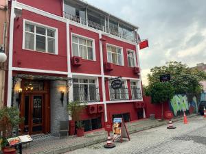 伊斯坦布尔古董酒店的街道边的红色建筑