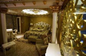 伊斯坦布尔布宇克哈米特酒店的一间卧室,卧室内配有一张床和一把椅子